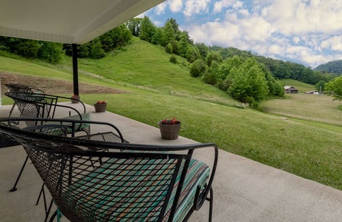 Marshall Cottage | Conway Cottage: A peaceful countryside escape with a fire pit and Pet Friendly!