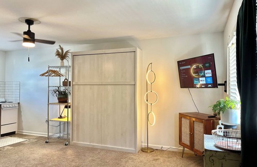 Downtown Greensboro Apartment | Cool City studio/free parking/walkable to all hot spots/safe/keyless/Tanger