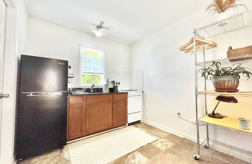 Downtown Greensboro Apartment | Cool City studio/free parking/walkable to all hot spots/safe/keyless/Tanger