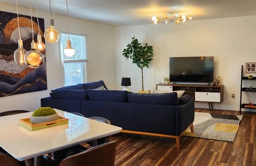 India Hook House | Cool, Retro-styled Home Near Lake Wylie