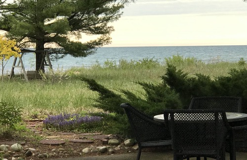 Greenbush House | Cool vibes w/150' private beach, big views, trees, like northern Cali retreat