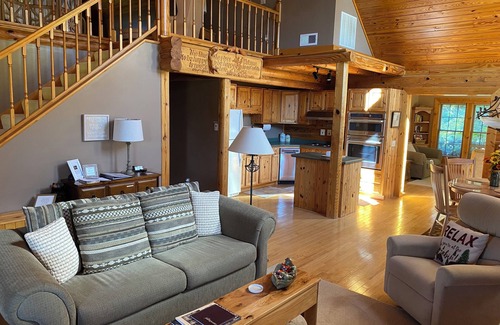 Ohiopyle House | Cooley’s Cottage is a beautiful log home with a hot tub!