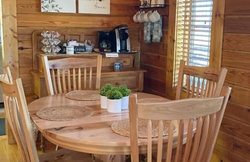Ohiopyle House | Cooley’s Cottage is a beautiful log home with a hot tub!