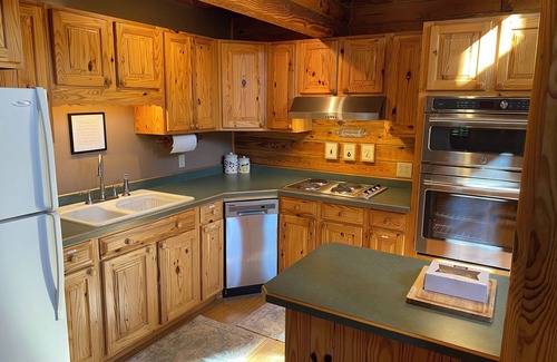 Ohiopyle House | Cooley’s Cottage is a beautiful log home with a hot tub!
