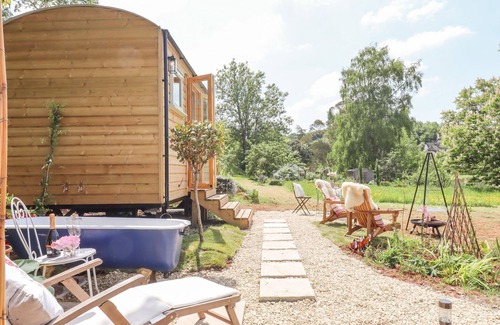 Combeinteignhead Cottage | COOMBE VALLEY SHEPHERD'S HUT, pet friendly, with a garden in Shaldon