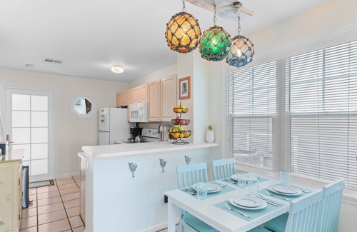 Key West House | Coral Breeze by AvantStay | Close to Beach w/Balcony & Shared Pool!