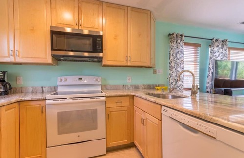 Safety Harbor Club House | “Coral Cottage” A Cottage Secluded in Palms with a Jacuzzi 2 minute walk 2 Beach