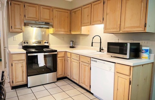 Walnut Grove House | Cordova! Modern 3BR, Hot tub&bbq