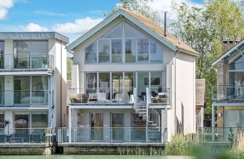 Cirencester House | Corinium Lodge - HM20 - HOT TUB - Lakeside Spa Property