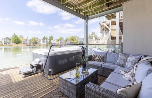 Cirencester House | Corinium Lodge - HM20 - HOT TUB - Lakeside Spa Property