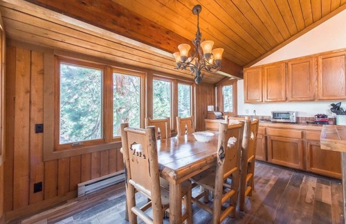 Mammoth Lakes Apartment | Corner 3BD +Loft! Walk to Canyon and The Village!