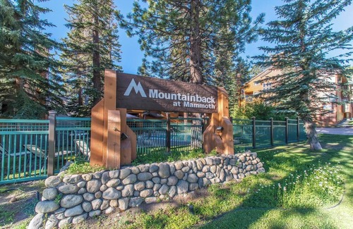 Mammoth Lakes Apartment | Corner 3BD +Loft! Walk to Canyon and The Village!