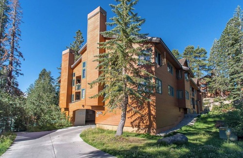 Mammoth Lakes Apartment | Corner 3BD +Loft! Walk to Canyon and The Village!