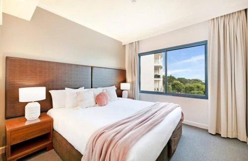 Darwin City Centre Apartment | Corner Balcony Suite on the Esplanade with Pool
