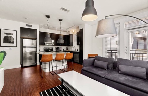 Barton Heights Apartment | Corner Loft 2BR Downtown Lake · Rooftop · Pool Gym