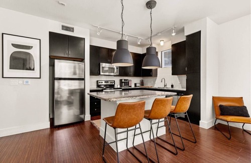 Barton Heights Apartment | Corner Loft 2BR Downtown Lake · Rooftop · Pool Gym
