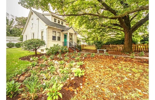 West Annapolis Cottage | Corner lot, walk to stadium, USNA, downtown, cafes, shops, free street parking,