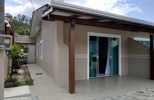 Zimbros House | . Corner of Junipers - Bombinhas 2 bedrooms, air conditioning. 80 m from the beach.