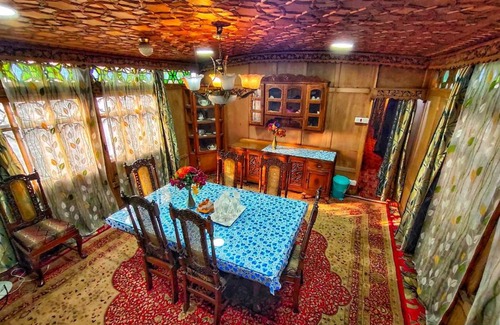 Dal Lake Boat Rental | Cosmo Luxury Houseboat - The Khar palace