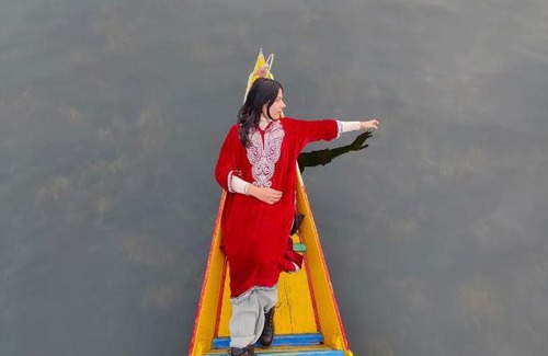 Dal Lake Boat Rental | Cosmo Luxury Houseboat - The Khar palace