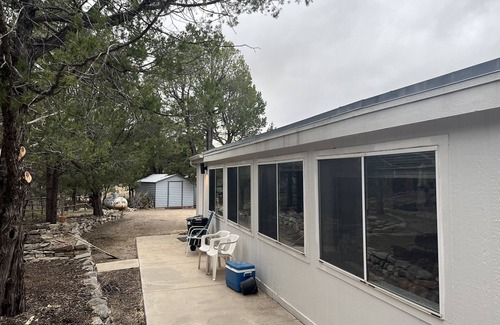 Tijeras House | Cosmopolitan Oliven Minutes away from Cibola National Forest