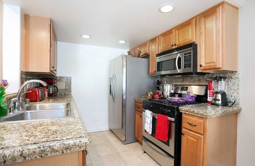 Westside Costa Mesa Condo | Costa Mesa -Newport- Patio - Free Parking-CM-2