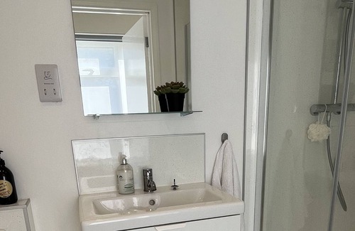 Newton St Loe Apartment | Cosy 1 bed, 10mins from Bath centre, free parking