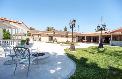 Downey House | Cosy 1 Bed Studio with living room and separate 2 independent bedrooms