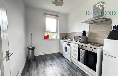 Gourock Apartment | Cosy 2 Bed Flat in Great Location - Close to Gourock Bay, Pool and Gym nearby, Golf Club, Ferry, Supermarket, Restaurants