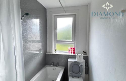 Gourock Apartment | Cosy 2 Bed Flat in Great Location - Close to Gourock Bay, Pool and Gym nearby, Golf Club, Ferry, Supermarket, Restaurants