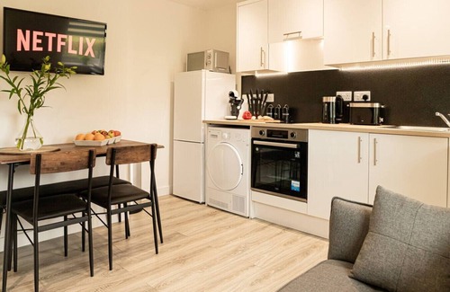 Wroxton Apartment | Cosy 2BR Countryside Flat | Pet-Friendly + Parking
