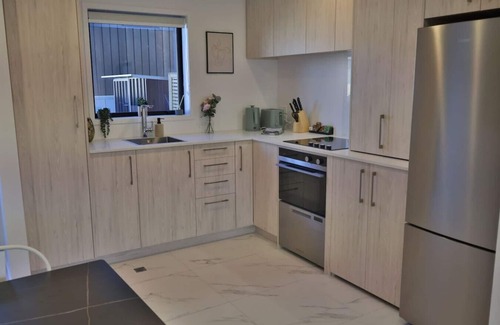 Henderson Apartment | Cosy 2BR House in Awaroa Road