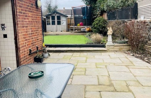 Waltham Cross Cottage | Cosy 3-Bedroom Character Cottage in Historic Waltham Cross