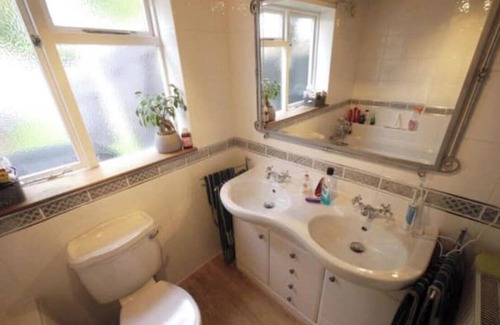 Waltham Cross Cottage | Cosy 3-Bedroom Character Cottage in Historic Waltham Cross