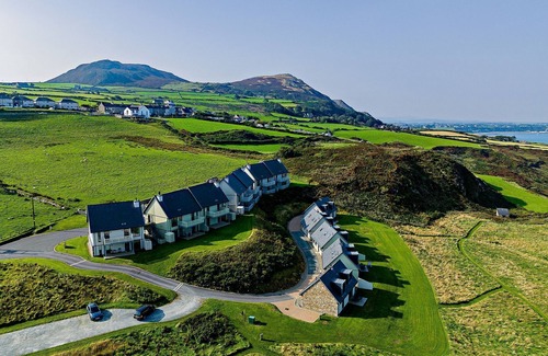 Pistyll Apartment | Cosy, 3-bedroom cottages with uninterrupted views of the sparkling Llyn Peninsula coastline.