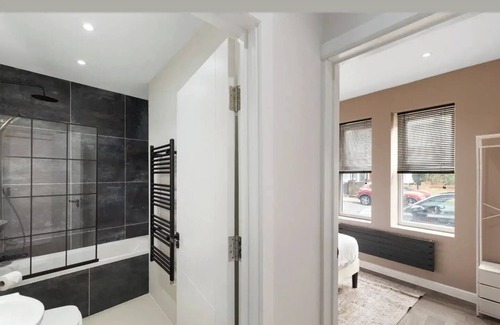 Grove Green Apartment | Cosy 3 bedroom London House with Garden & 2 bathrooms