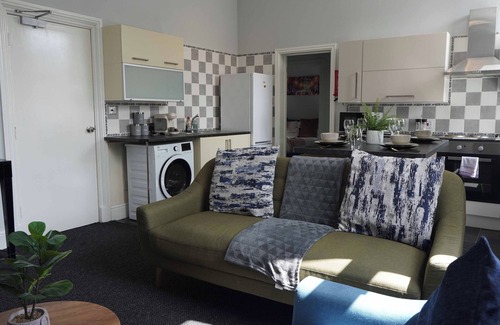 Birmingham Apartment | Cosy 3BR w/Smart TV , Wifi, Washer/Dryer & Parking near Utilita Arena