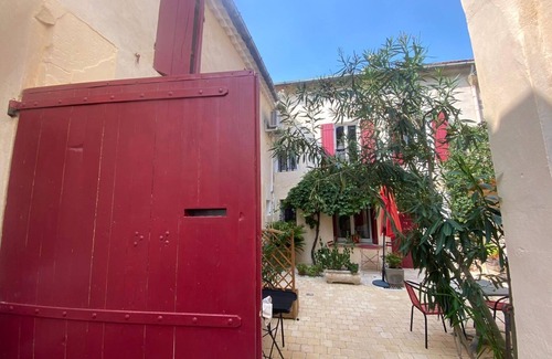 Eyragues Apartment | Cosy 55m2 Provencal apartment with charming Patio, near Alpilles