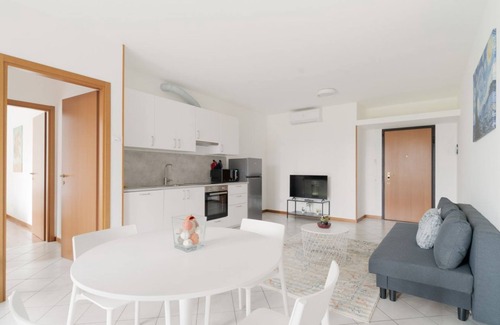 Bruzzano Apartment | Cosy 60sqm flat with a private garden of 8sqm that can accommodate up to 4 people, located on the ground floor of a building with lift.The flat is only 500m from the Parco Nord, the largest green area in Milan!At 500m there is also the ‘Bruzzano-Parco