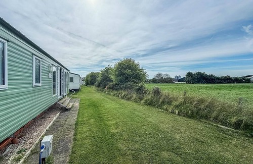 Louth House | Cosy 8 berth caravan with lovely field views at Sunnydale ref 35353S