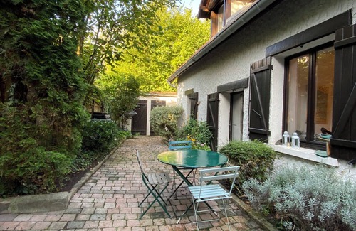 Saint-Remy-l'Honore House | Cosy 80 m2 house with independent courtyard