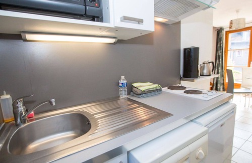 Saint-Jouan-des-Guerets Apartment | Cosy apartment for 4 guests with WIFI, pool, TV and terrace