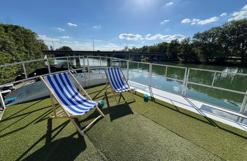 Vaires-sur-Marne Boat Rental | Cosy and convivial houseboat