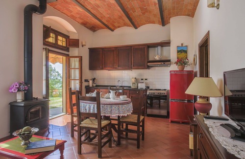 Castelfranco di Sopra Villa | Cosy apartment in villa for 4 guests with pool, WIFI, TV and patio