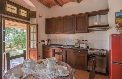 Castelfranco di Sopra Villa | Cosy apartment in villa for 4 guests with pool, WIFI, TV and patio