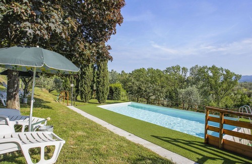 Castelfranco di Sopra Villa | Cosy apartment in villa for 4 guests with pool, WIFI, TV and patio