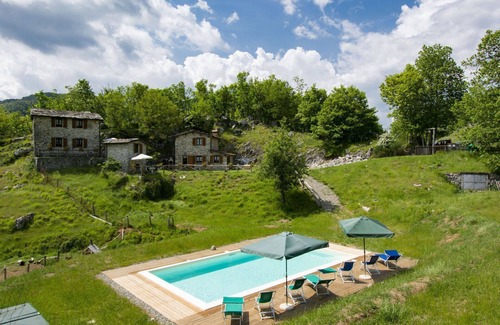Fabbriche di Vallico Villa | Cosy apartment in villa for 6 guests with WIFI, pool, TV, patio and pets allowed