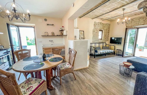 Cologna Spiaggia Villa | Cosy apartment in villa with hot tub, WIFI, pool, A/C, TV, patio, pets allowed and panoramic view