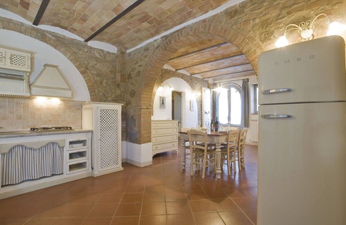 Montalcino Villa | Cosy apartment in villa with WIFI, pool, TV, terrace, pets allowed and panoramic view