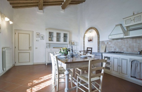 Montalcino Villa | Cosy apartment in villa with WIFI, pool, TV, terrace, pets allowed and panoramic view